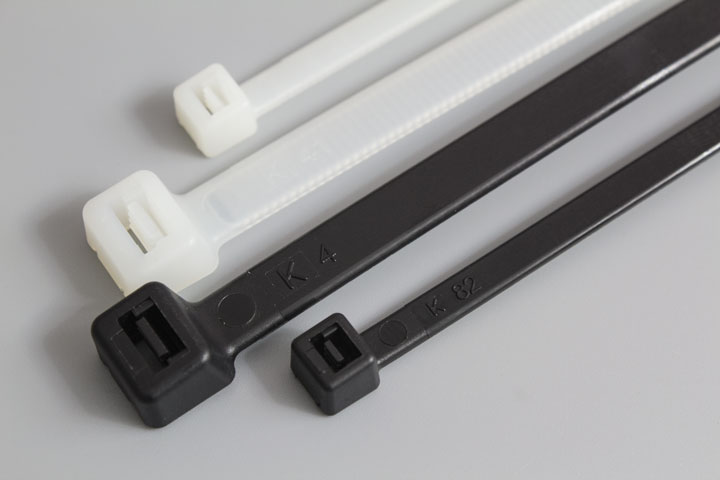 Weiße und schwarze Kabelbinder in Nahaufnahme – Beispielbild